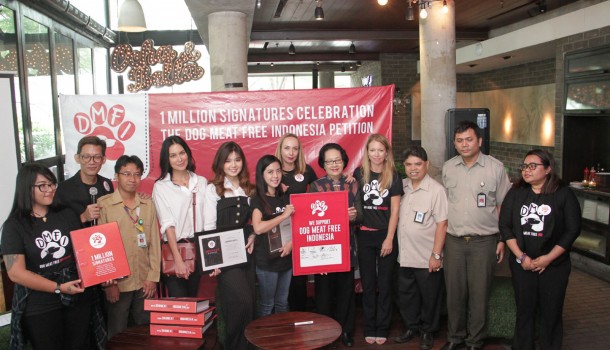 Celebrities Sophia Latjuba, Yeslin Wang, Nadia Mulya and Lawrence Enzela join Dog Meat-Free Indonesia campaigners to deliver 1 million petition signatures calling for an end to the brutal dog & cat meat trades